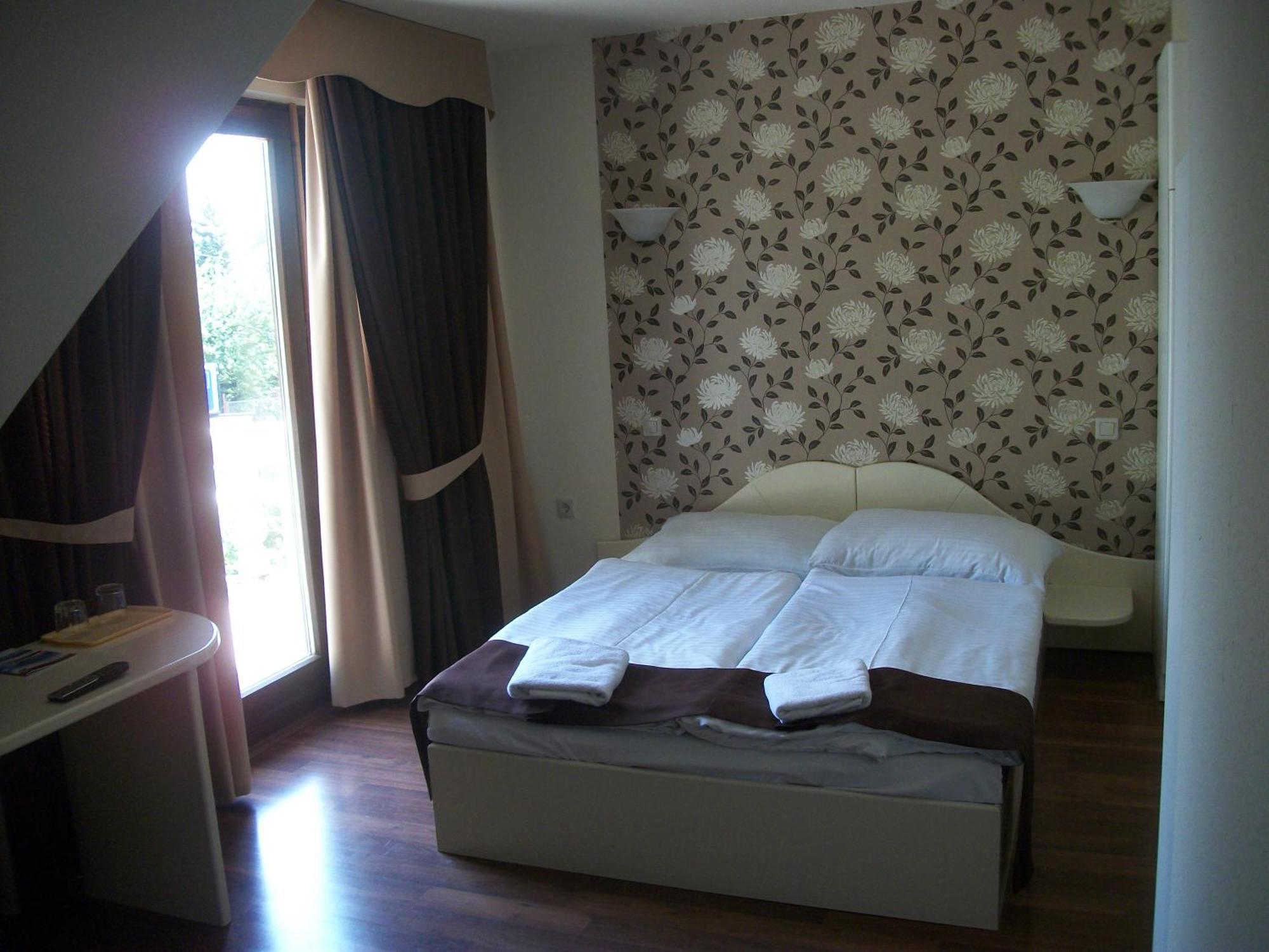Hotel Viktoria Balatonalmádi Exterior foto